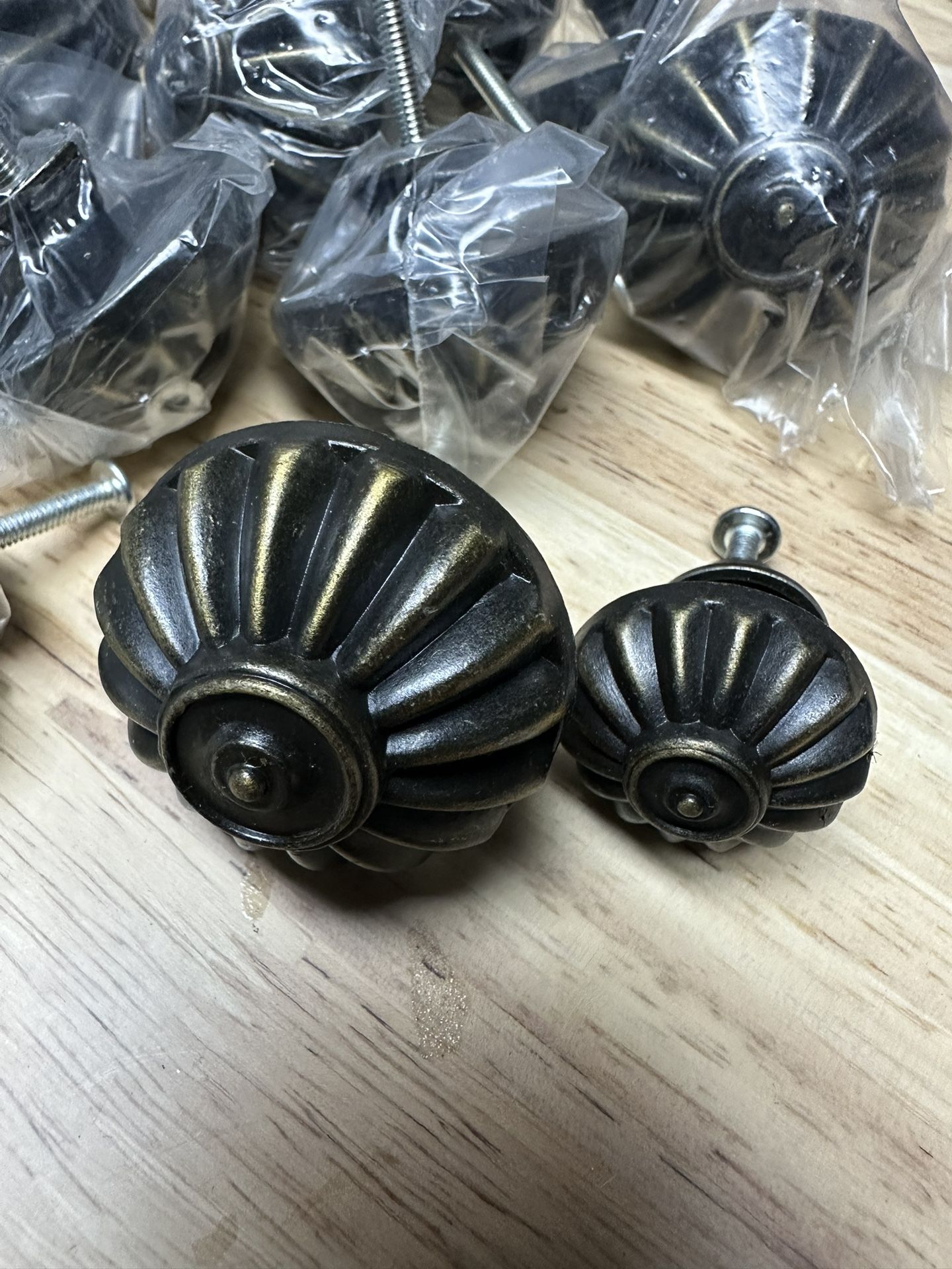 Dresser Draw/Cabinet Knobs, 14 Large 4 Small