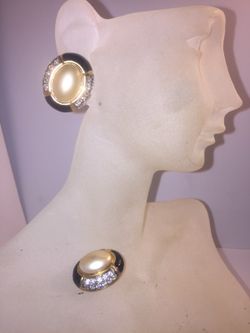 Vintage carolee Swarovski crystal with pearl clip on earrings