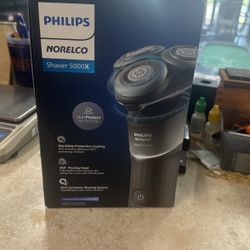Philips Norelco Shaver 5000X New