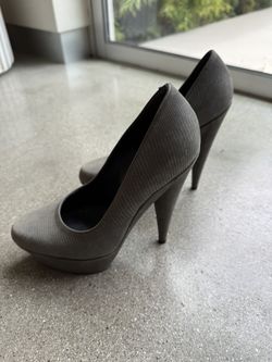 Yves Saint Laurent Pumps