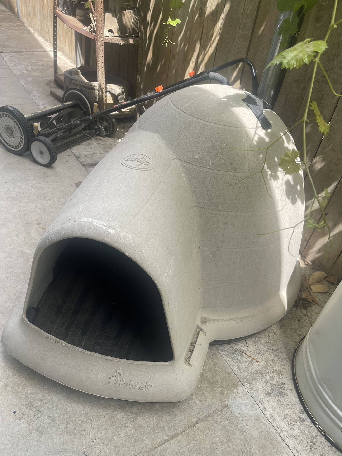 Igloo Dog House And Crate