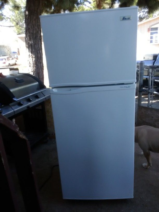 E Wave refrigerator Model EWR121W