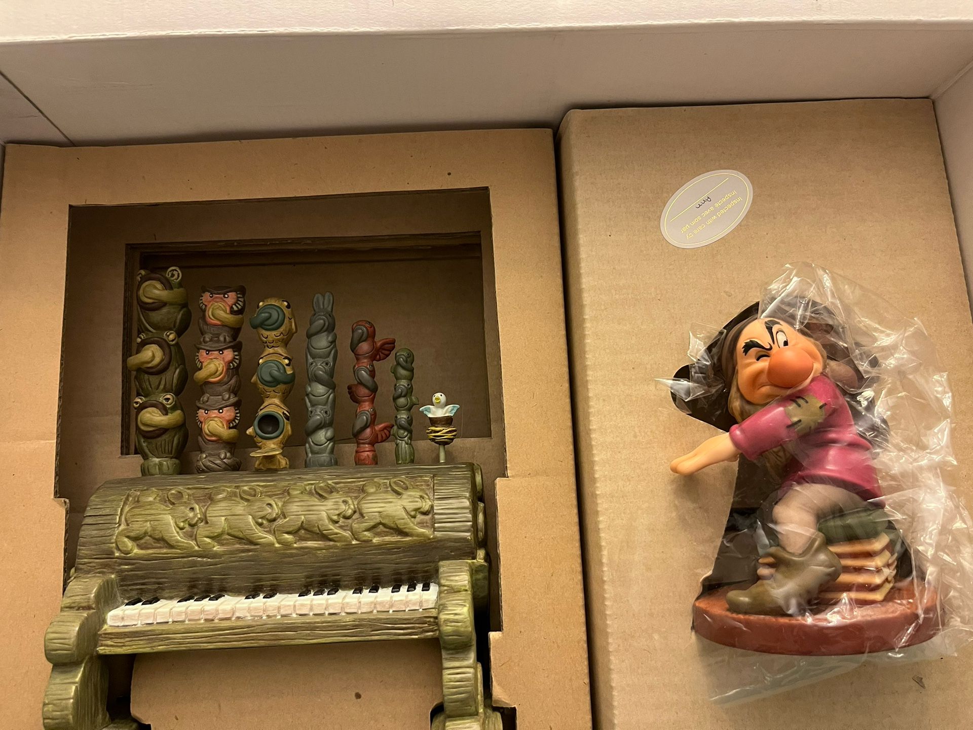 Disney - Snow White Figurine