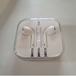 Apple EarPods In-Ear Headphones White 3.5mm Jack Microphone Volume Control