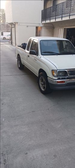 White Toyota Tacoma 1996
