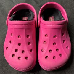 Toddler girl size 8/9 fleece lined pink crocs 