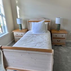 Twin Bedroom Set – Bed, Nightstands & Dresser Mirror – Light Wood Finish 🌿