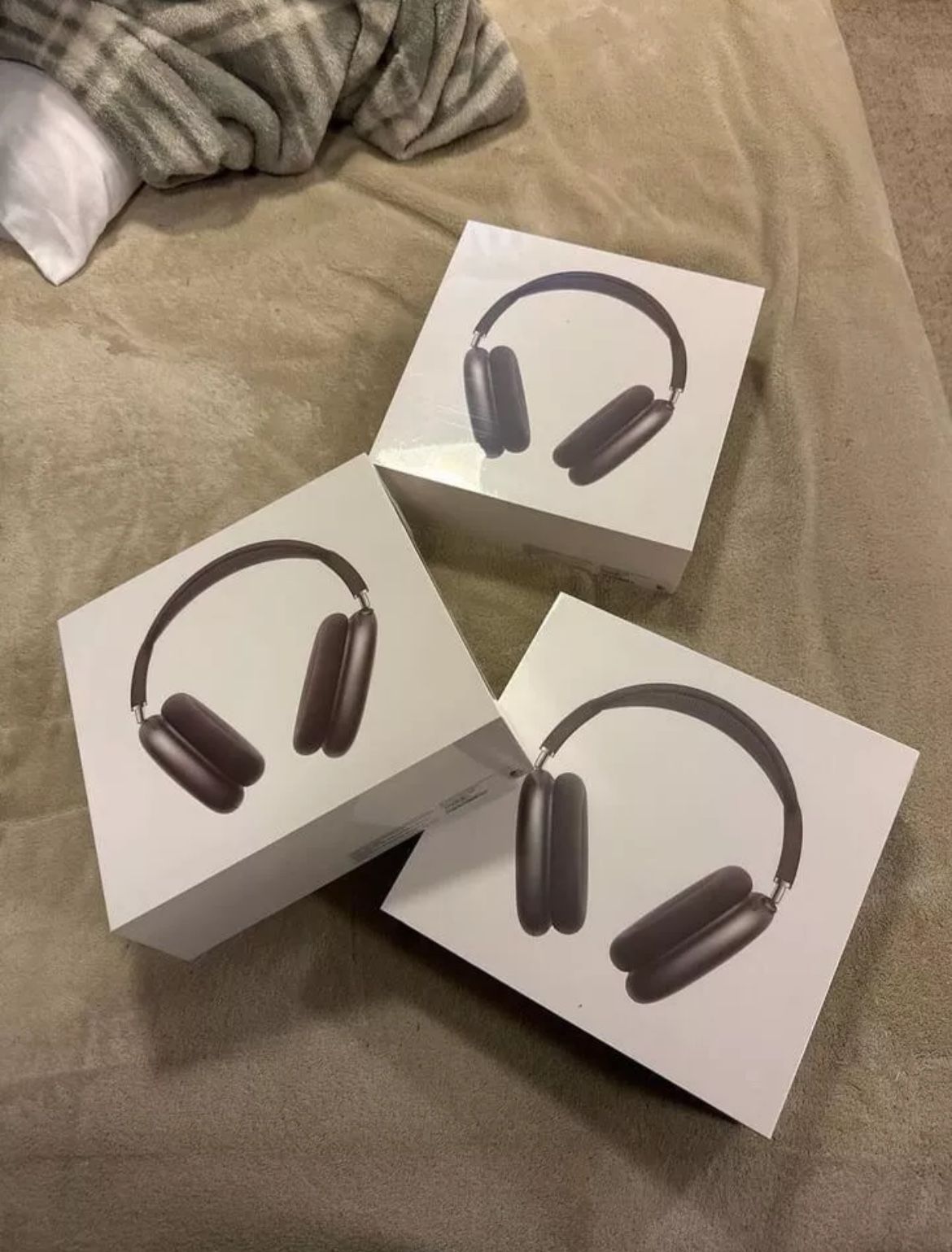 3 AIRMAXES APPLE HEAD PHONES