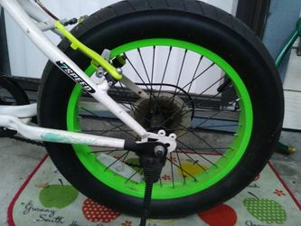 Bike 18 boy Avigo skramble 7 Speed Bicicleta 18 boy avigo skramble llanta Gruesa for Sale in Newark CA OfferUp