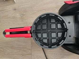 Round Waffle Maker with Red Handles