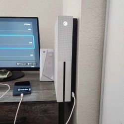 2 Xbox Ones With Controllers 