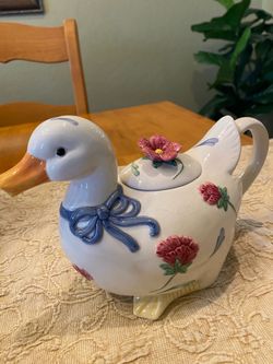 Vintage Lenox “Poppies on blue” Duck teapot. Good condition. Lil crazing from age. Cottage.