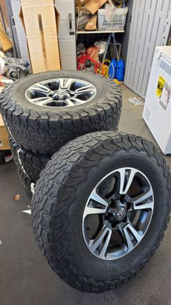 Toyota Tacoma wheel rim with BF Goodrich KO2 off-road tires AT 285/70r17