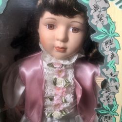 Le Cheri Limited Collection Genuine Porcelain Doll Lindsey 22" w/ box and stand