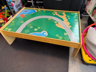 Free kid Kraft train table