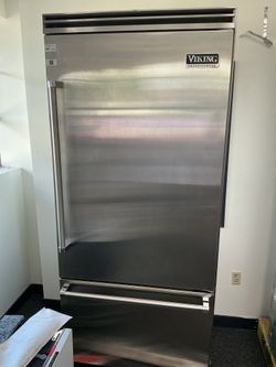 Viking VCBB5363ERSS Built-In Bottom Freezer Refrigerator (Open Box)