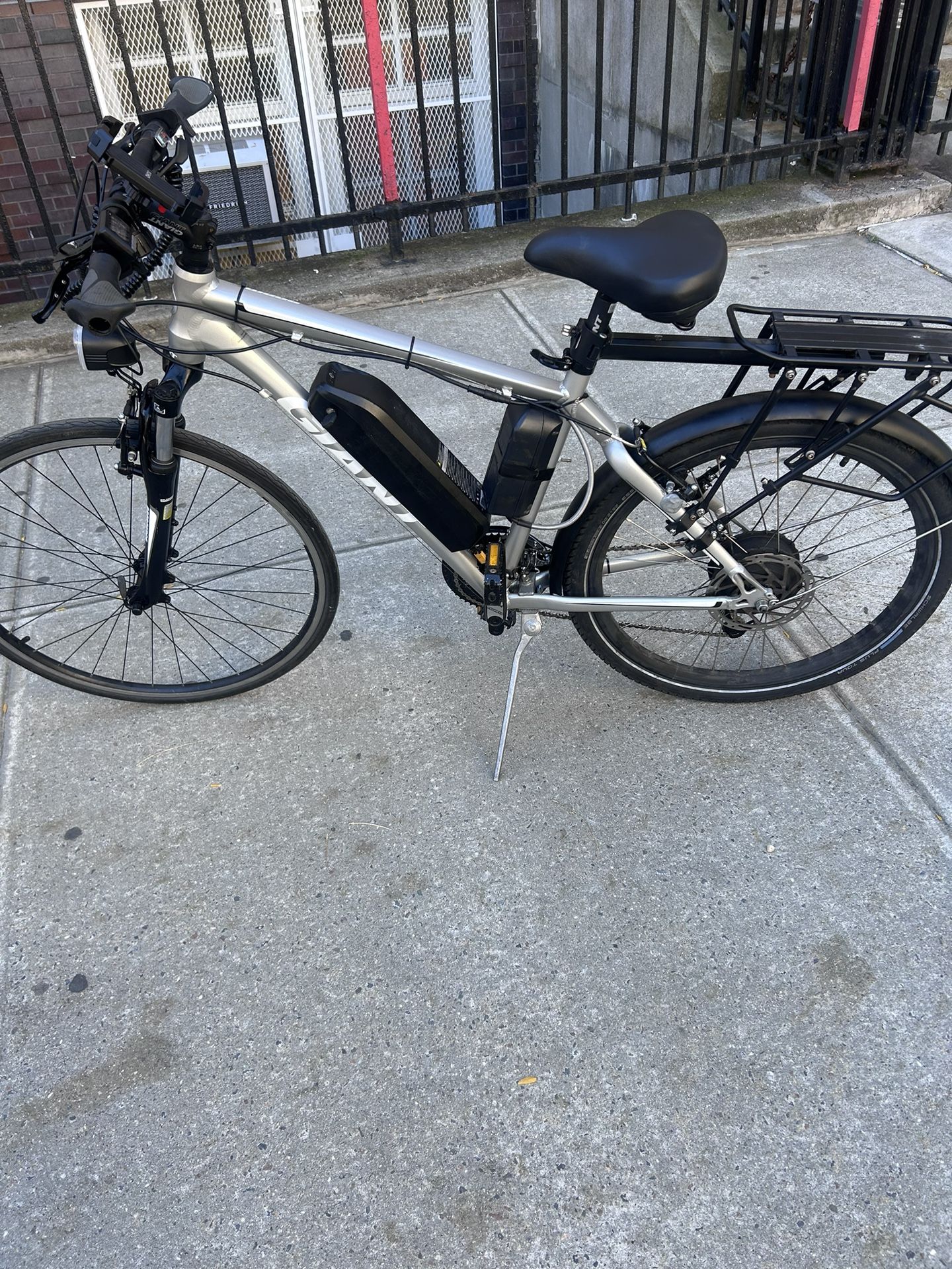 Giant electric bike with charger and key