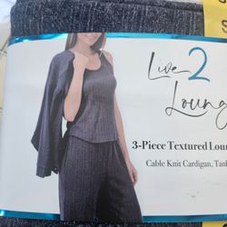 Woman's 3 piece lounge set