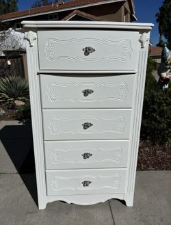 White 5 Drawer Dresser Chest of Drawers Furniture Excellent Condition 