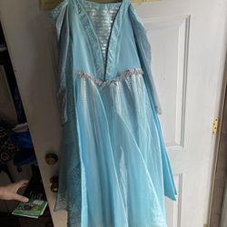 Disney Elsa Light Up dress With Cape Size 8 Like New With tags.