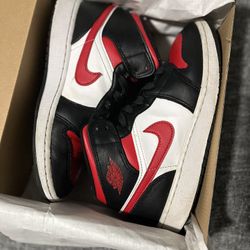  Air Jordan 1 Mid GS 'Black Fire Red Size 5y 