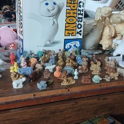 Red rose tea figurines