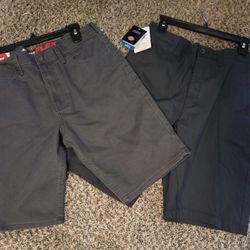 Dickies mens shorts size 32
((New)) grey

A bit wrinkle due to storage in bin can steam iron on pick up. 
76179 pick up ! 
