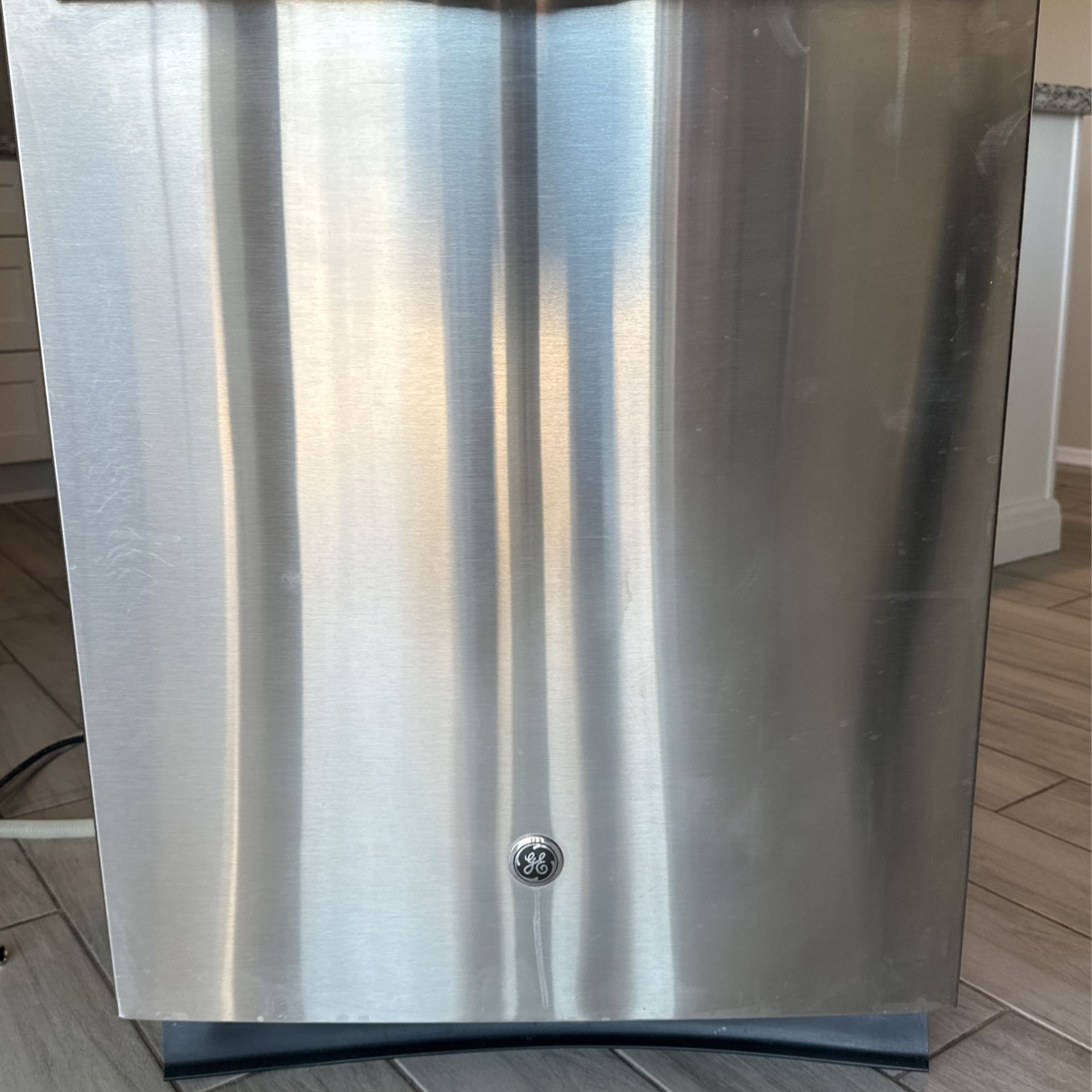 GE Dishwasher (Does Not Drain)