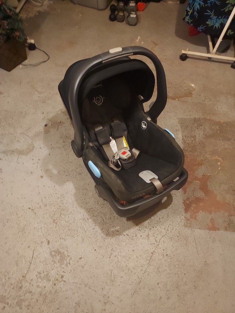 UPPABABY car seat and baby carrier black with sun shade Visor  Clean in Great Condition Only 20$