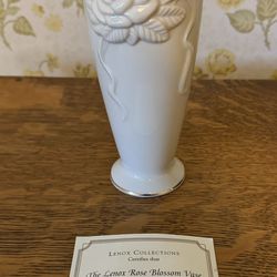 The Lenox Rose Blossom Vase 24K Gold Trim Ivory Porcelain 7.5”