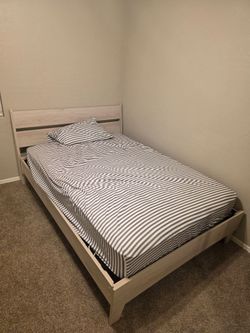 Socalle Full Platform Bed w/Cedar Hill Mattress