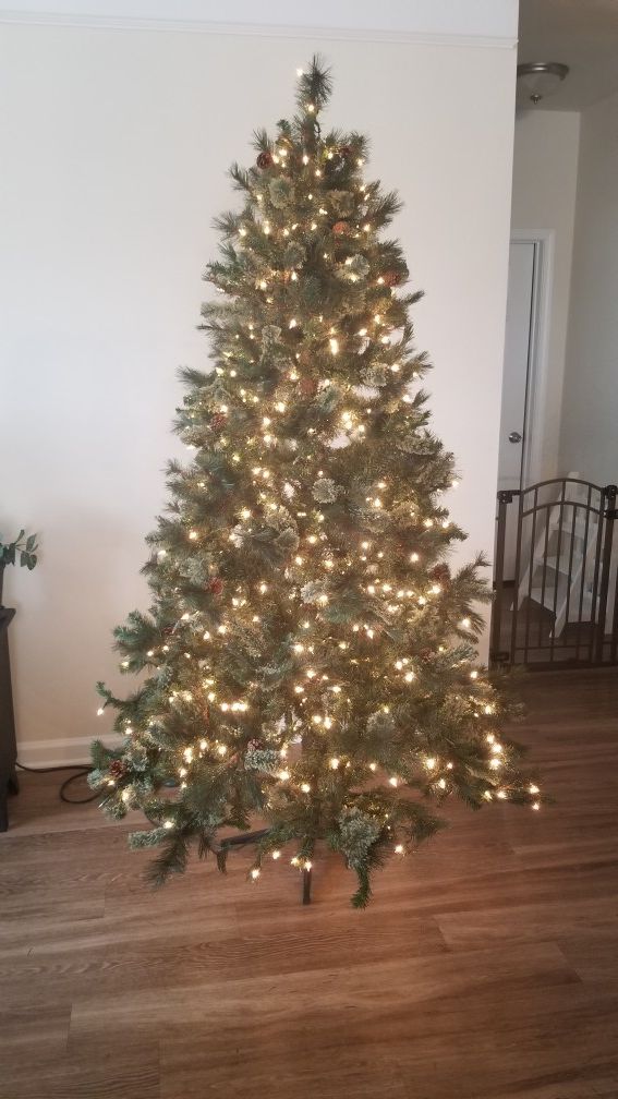 7.5' Martha Stewart Living Alexander Fir artificial Christmas tree. Has quick connect cwntwr column eletrical connection. Beautiful tree