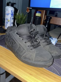 DC SHOES SIZE 9