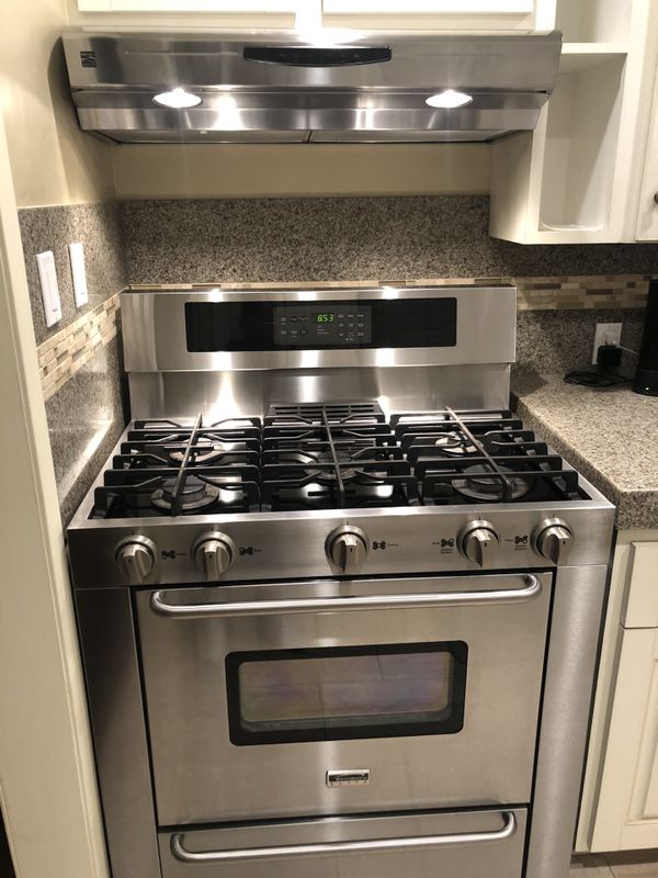 Kenmore Elite 5 Burner Gas Range with Hood for Sale in Redondo Beach