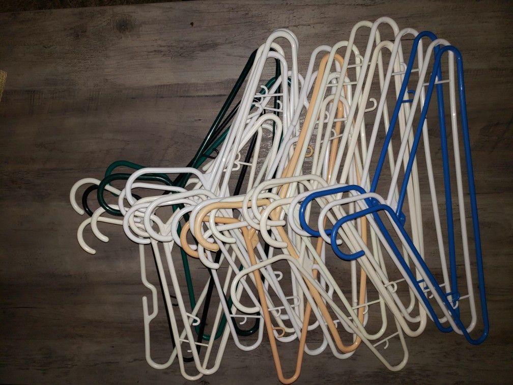 25 Plastic Clothes Hangers
