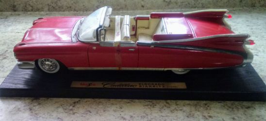 Maisto  + 1959 / Cadillac  Eldorado 1:8 Scale Diecast Model 