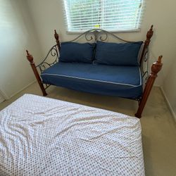 Day Bed With Trundle