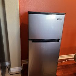 Magic Chef medium fridge 