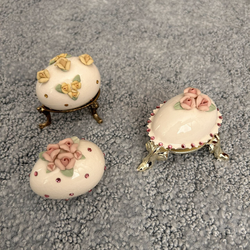 Ceramic and porcelain eggs
