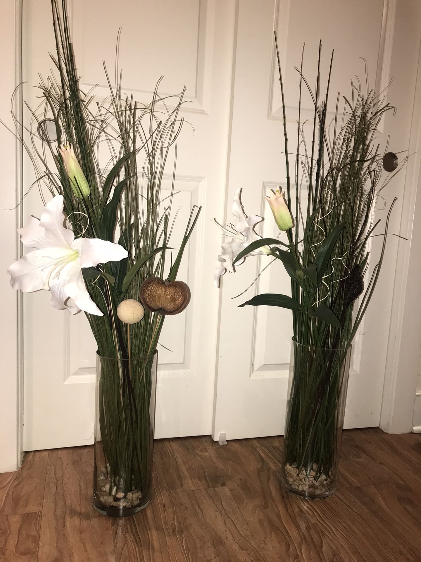 2 Vase with plastic flowers and stone