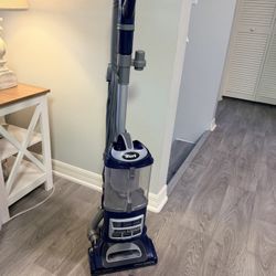 Shark Navigator Lift-Away Deluxe Upright Vacuum