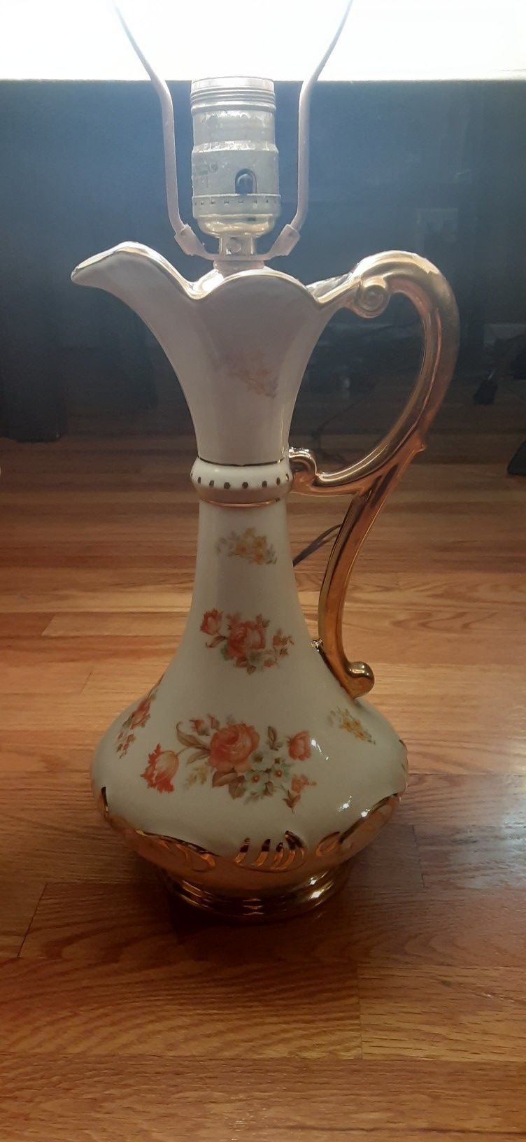 ANTIQUE PORCELAIN LAMP WORKS!!! THIS IS A PERFECT XMAS CHRISTMAS GIFT FOR MOM OR GRANDMA. AT $20 ITS A STEAL!!!