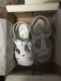 VENDO HUARACHES MARCA KÍNDER DEL 4, al 9.5