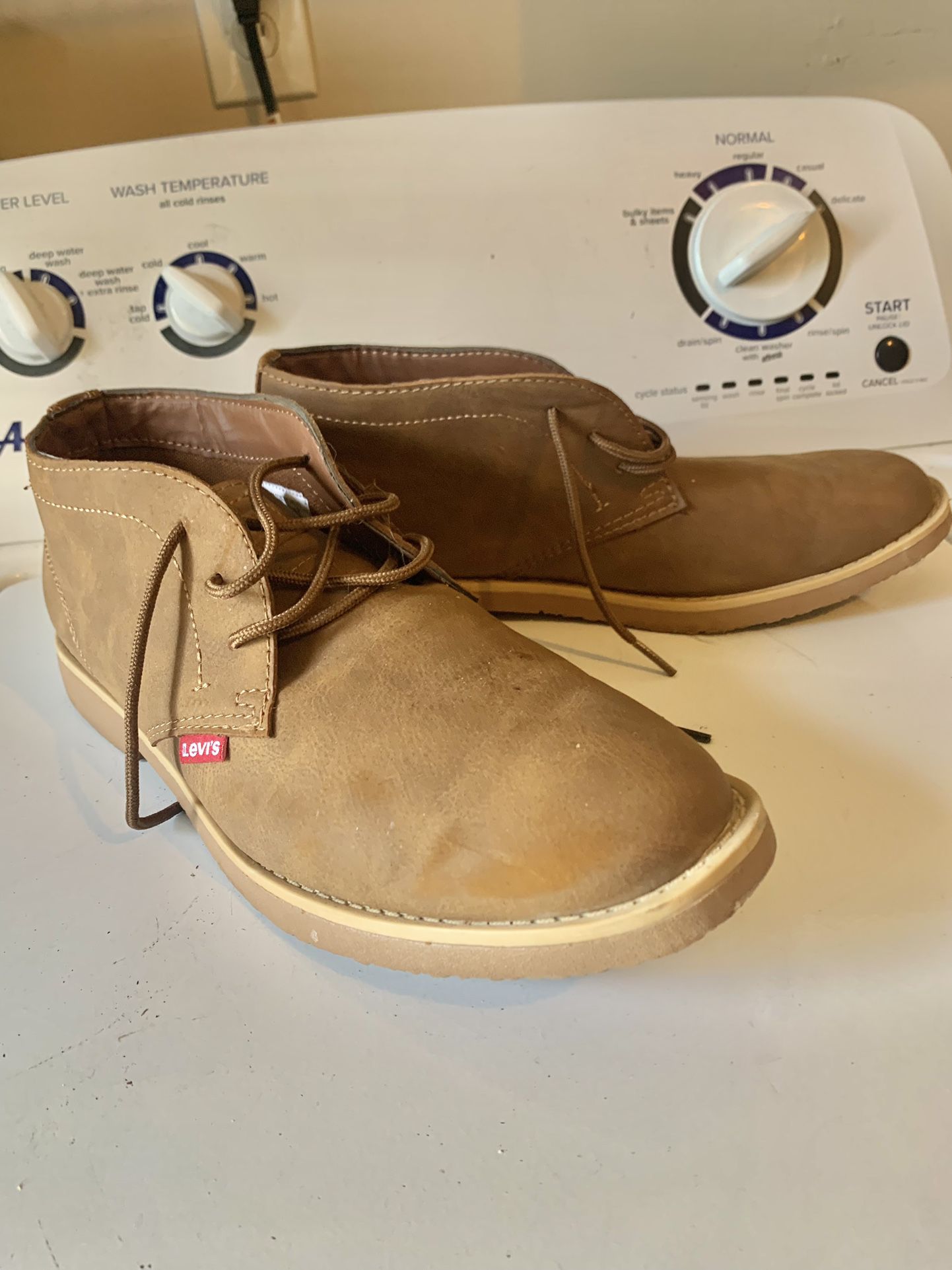 Gently used Levi’s men’s size 10 suede shoe boots