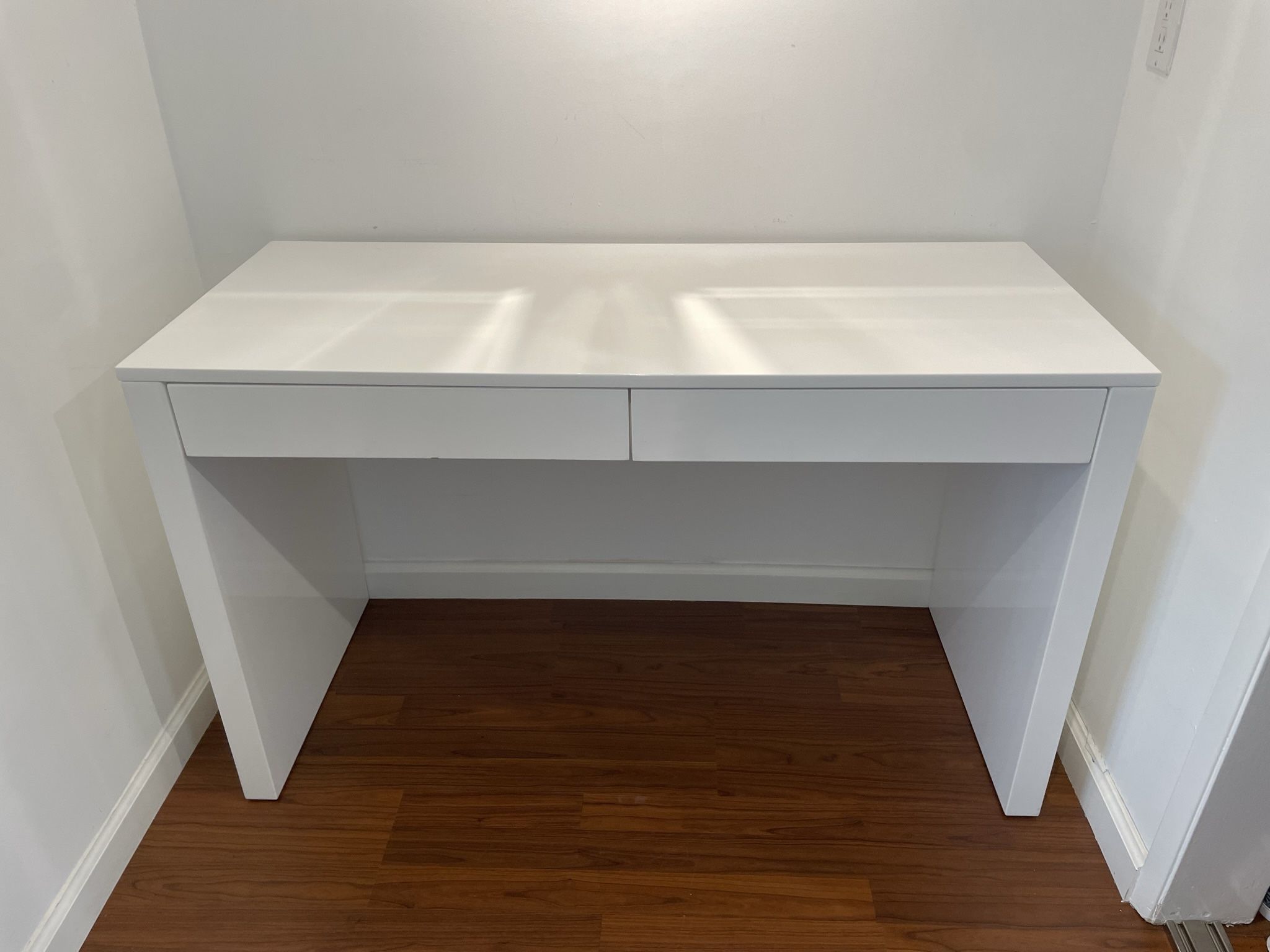 Runway desk 2024 white lacquer