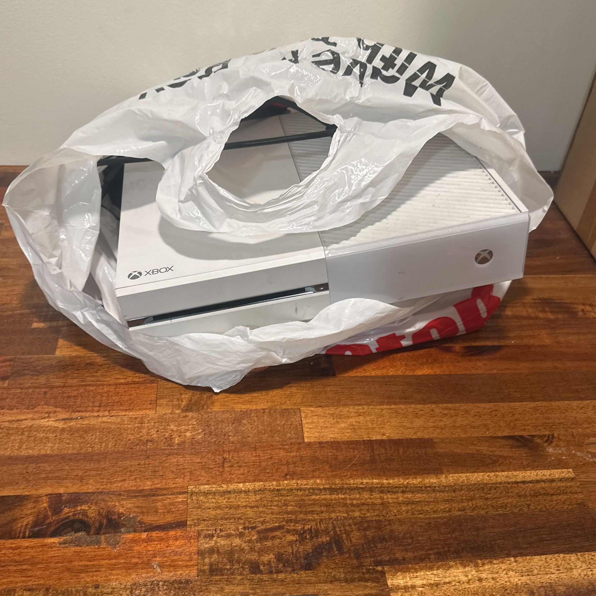 Used Xbox One, 2 Controllers