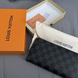 Black louis vuitton long zippy 