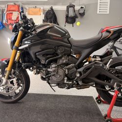 2024 Ducati monster SP (Flawless)