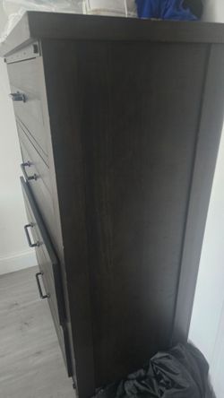 Dark Wood 5-Drawer Dresser Chest