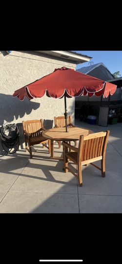 Table/ chairs/ umbrella/ teak table